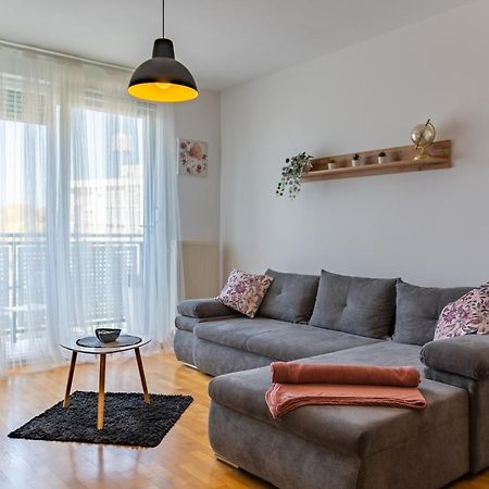 شقة Brand New - Selfcheckins 24 - Zagreb - Garage - Loggia - New - Luxury المظهر الخارجي الصورة